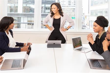 战略定位公司的新总监上任要怎么砍产品