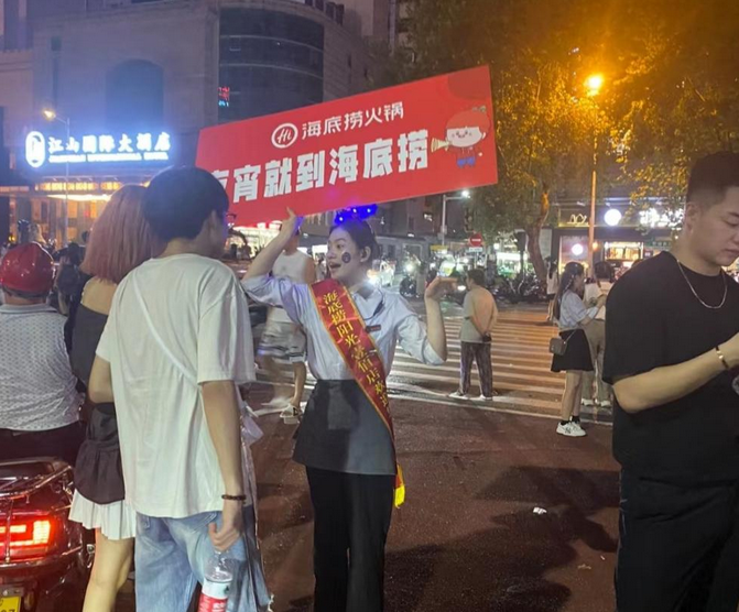 海底捞定位变了吗，选霸王茶姬创始人有哪些战略布局？